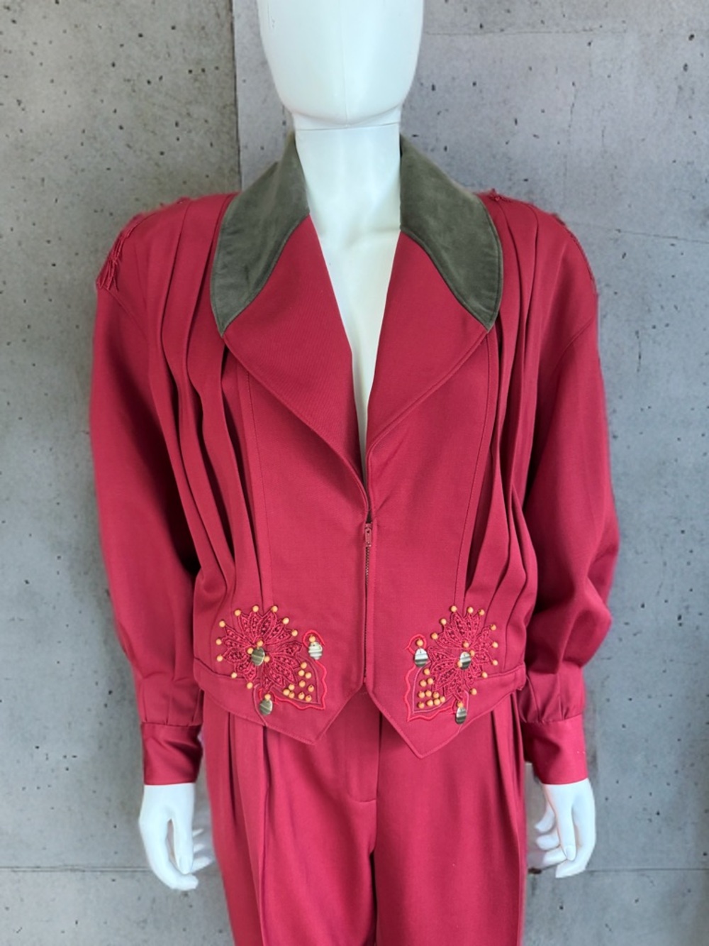 Women's Vintage Embellished Two-Piece Trousers Set with Contrast Velvet Collar